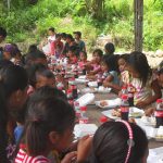 Partilhando alegria com as crianças que vivem perto do “lixão” em Bataan, Filipinas