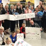 Para Suster Covington meninggalkan Uganda 
